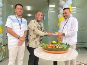 Pemotongan tumpeng sebagai simbolis dan rasa syukur pembukaan kantor baru WOM Finance. (Ist)